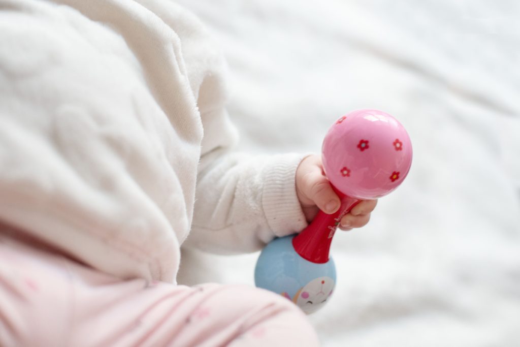 Das Baby lernt das Spüren mit den Händen.