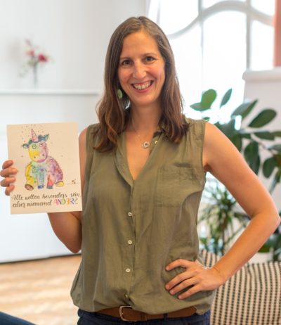 _ADS3842-web Olivia Wollinger mit einem selbstgemachten Lettering Bild