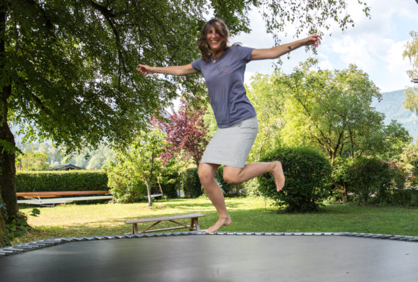 Olivia-beim-springen Trampolin Aug 18