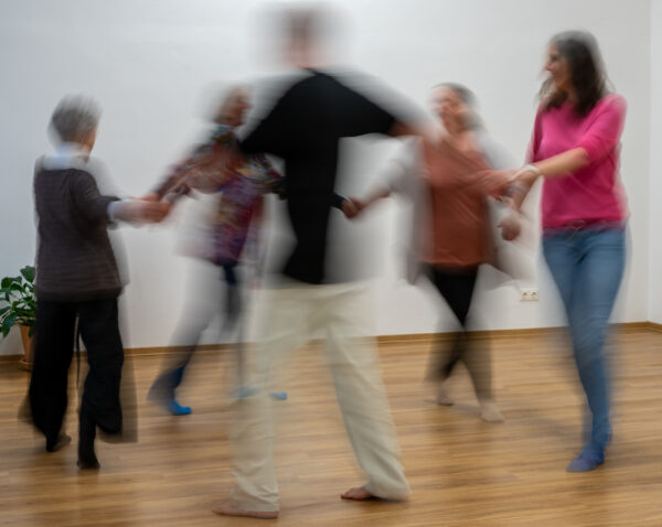 Eine Rosen-Movement Stunde besteht aus einfachen, rhythmischen Bewegungen zu ausgewählter Musik.